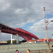 阪神高速道路だけが通る大きな赤い橋