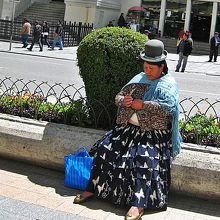 暖かい日向で編み物をする農家のおばちゃん