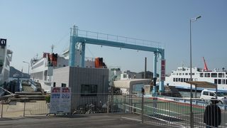直島に行くフェリーが出ていました。宇野駅から徒歩で