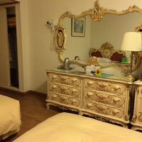 広いし、収納抜群。テレビは久々のブラウン管。