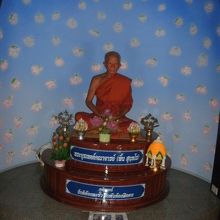 二階には偉いお坊様が