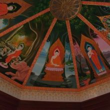 天井は極彩色で描かれています