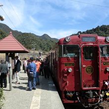 真幸駅ホームと幸せの鐘