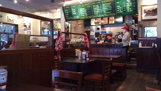 まるでハワイな店内