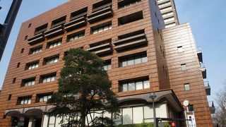 土日は閉まっているし