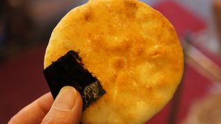 お客さんが次々寄って行く人気店です