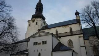 高い尖塔が目印