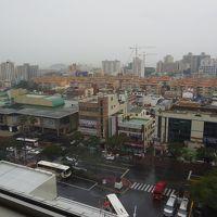 部屋からの眺め、免税店が見えます