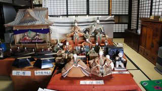 お店の奥の座敷には、享保雛、古今雛に館雛