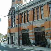 見事なレンガ造りの建物が並びます。