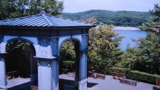 入鹿池を見下ろす立派な東屋という感じ