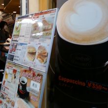 お店の入り口そばです。