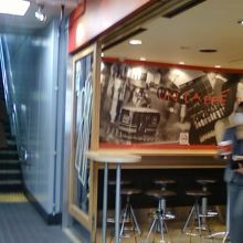 小さめの店内です。