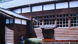 柔道、剣道、弓道の三つの道場を兼ね備えた建物