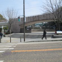 「元町・中華街」駅５番出口の右手、すぐに公園入口に到着です