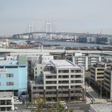 展望台正面には「横浜ベイブリッジ」