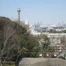 左手には「マリンタワー」、そして「みなとみらい」地区