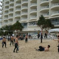 白いホテルの前はプライベートビーチです