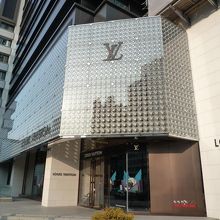 交差点の角にあるので分かりやすい