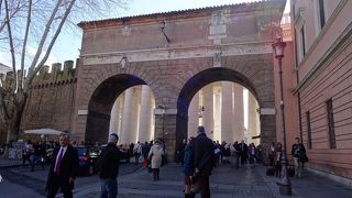 素敵な名前の・・・普通の門です。