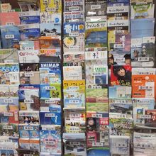 観光パンフレットがいっぱい（２階）