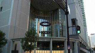 大阪駅からは少し離れています。