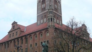 砲火の犠牲になった旧市庁舎