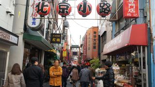 狭い通りですが、それなりに有名