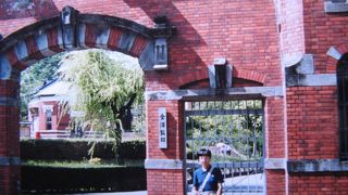 監獄の正門と思えないほど美しい