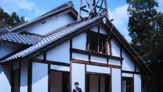 外観は農家にしか見えない教会