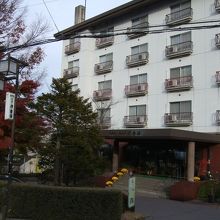 白いホテルの建物と紅葉が映えました