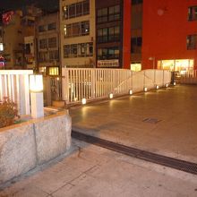 幅はあるが渡る人は少ない