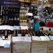 所狭しとワインが並びます。