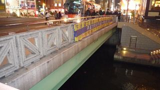 ｢にっぽんばし｣と読みます