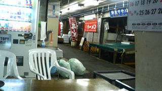 小倉の魚市場のような古めかしい商店街