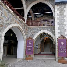 博物館の入り口，カメラは預けなければならない