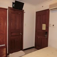 部屋の機能は最小限。テレビも液晶壁掛け。