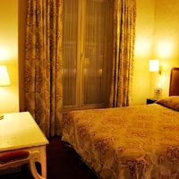 部屋の広さの割りにベッドが異様に大きい！泊まるのは1人です。