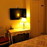 イスが大きいので机の前に置くと身動きがとれなくなる！