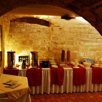 洞窟のような食堂。手前の部屋に料理が並んでいます。