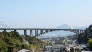 美しいアーチを描く