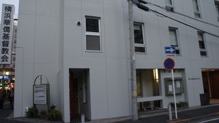 飾りっ気のない建物ですが