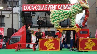 小さな公園なので、押しかけて来る人ですぐ一杯になる