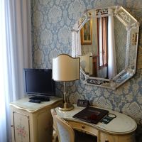 冷蔵庫はテレビの下に。