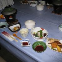 ２日目の夕食。豪華ではありませんが、味付け良し。