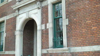 唐戸の英国っぽい雰囲気残す赤レンガの建物