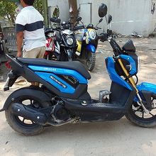 借りたのはこれ。二人乗りオーケー、ヘルメットなし…