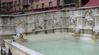 カンポ広場にある噴水です