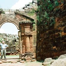 門だけになっている建物も…