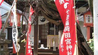 怪談話の於岩さんが祀られています